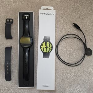 Samsung Galaxy Watch6 - Black with LTE and Heart Monitor - Bundle